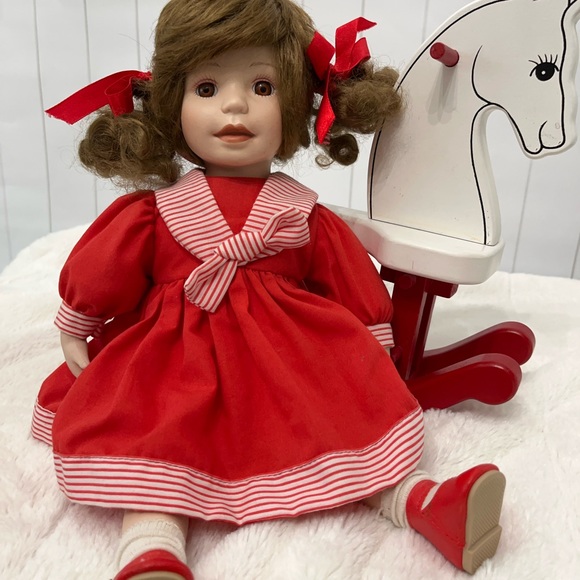 Porcelain doll on rocking horse - Picture 4 of 10